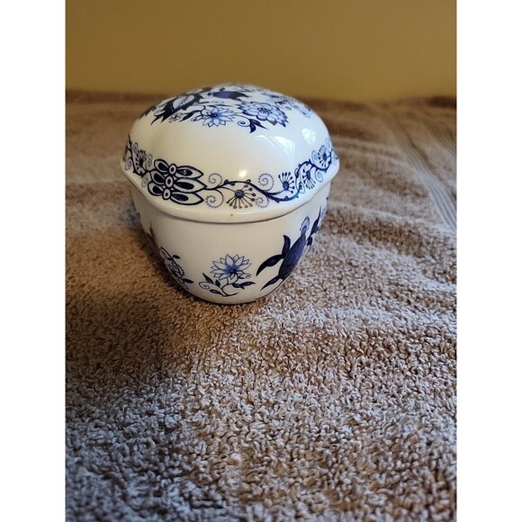 Vtge Vienna Woods MANN Porcelain Egg Blue Design china Trinket Box 5"x4" preown - Picture 3 of 16
